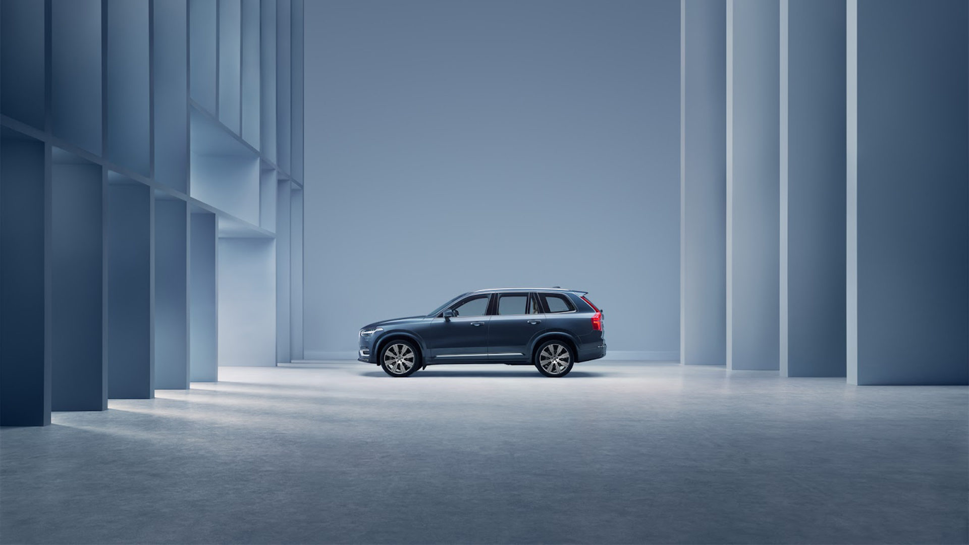 Volvo XC90 stojące bokiem